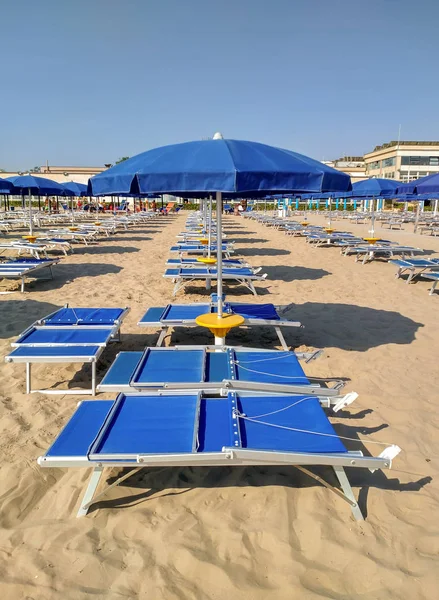 Rimini - niebieski parasol i leżaki — Zdjęcie stockowe