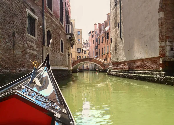 Venezia - Veduta dalla via d'acqua ai vecchi edifici — Foto Stock