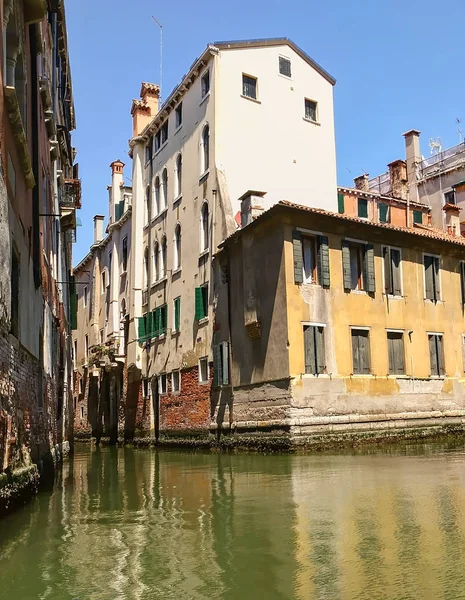 威尼斯-视图从水街的旧楼 — 图库照片