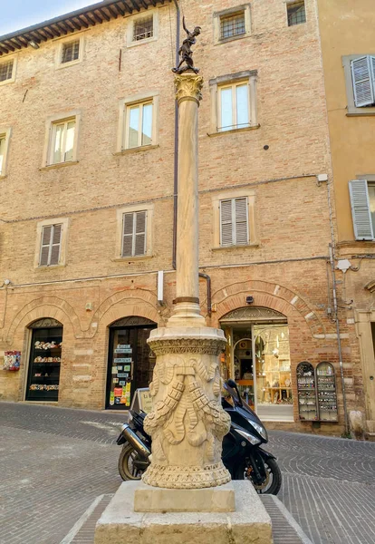 Urbino - Obelisk with bronze statue of St. Crescentino — Stock Photo, Image