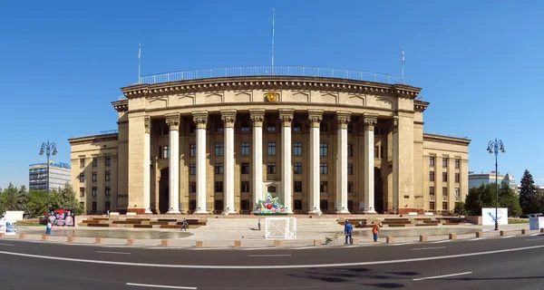 Almaty - Veduta panoramica della vecchia casa del governo — Foto Stock