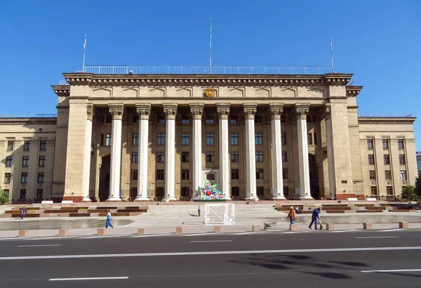 Almaty - Vista panoramica sulla Piazza Vecchia e la Casa del Governo — Foto Stock