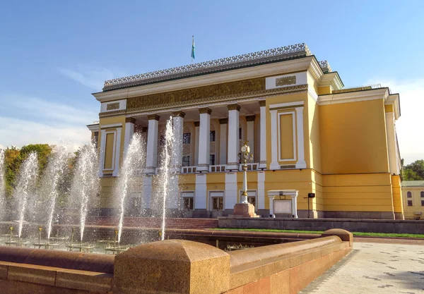 Almaty Teatro dell'Opera e del Balletto Accademico di Stato — Foto Stock