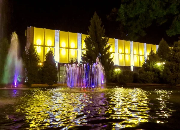 Almaty - staatliches akademisches russisches Schauspieltheater — Stockfoto