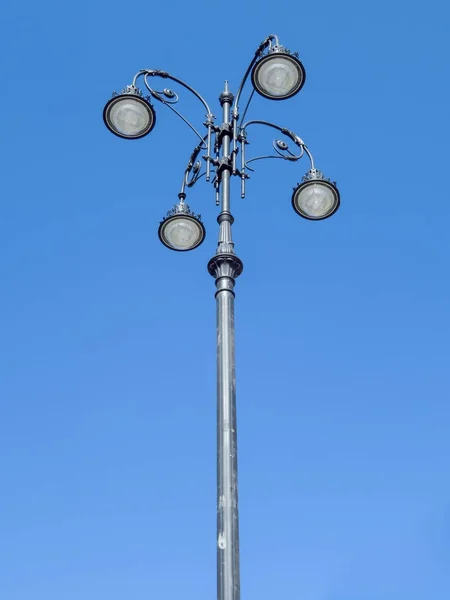 アルマトイ国際空港-青い空の上街路灯 — ストック写真
