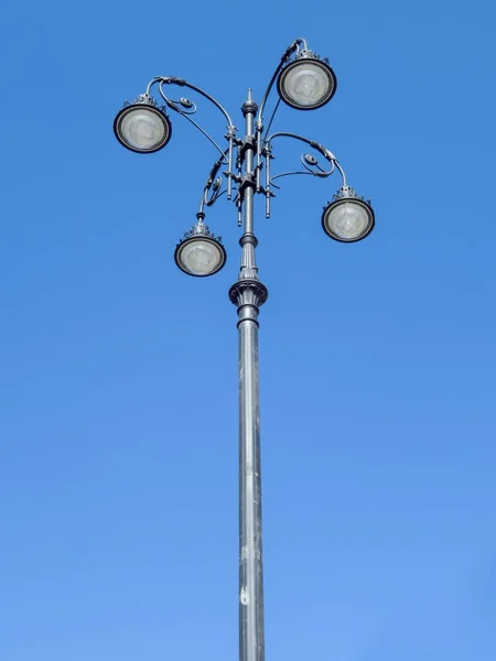 Almaty - Farola sobre cielo azul —  Fotos de Stock