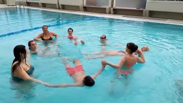 Gente haciendo ejercicios de agua — Vídeos de Stock