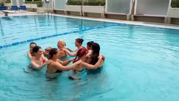 Gente haciendo ejercicios de agua — Vídeos de Stock