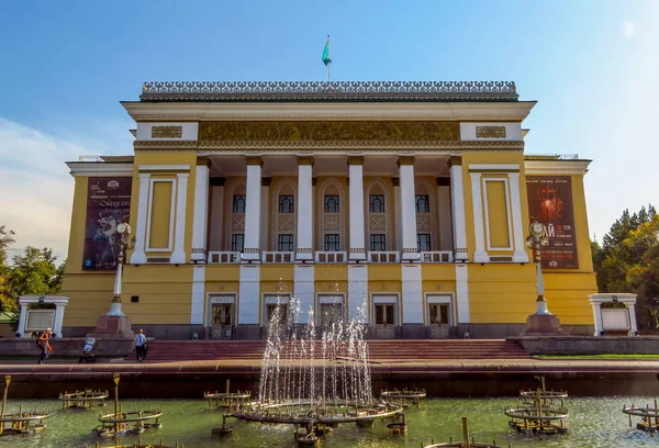 Almaty - State Academic Opera and Ballet Theater — Stock Photo, Image