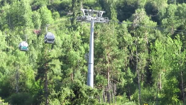 Route funiculaire au-dessus des montagnes — Video