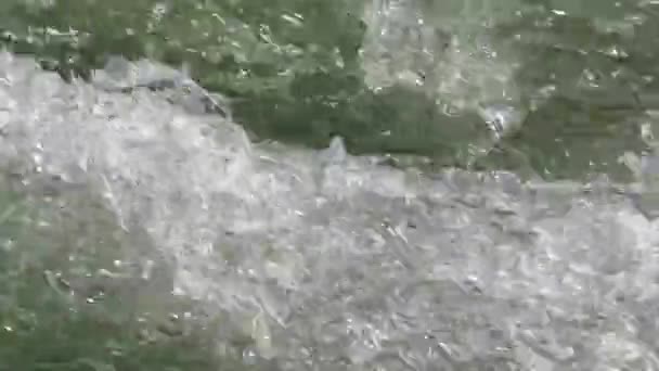 Acqua frizzante di un fiume — Video Stock