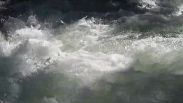 Kolsyrat vatten av en flod — Stockvideo