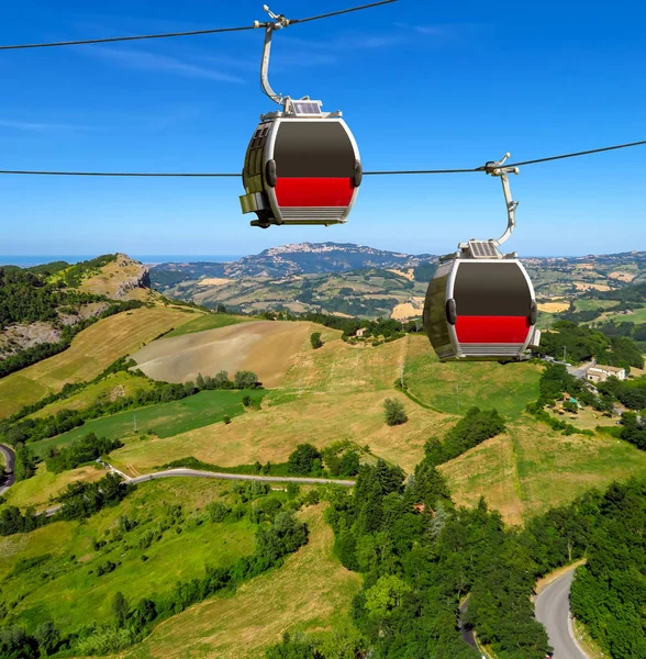 San Leo - Duas cabanas do funicular sobre o campo — Fotografia de Stock