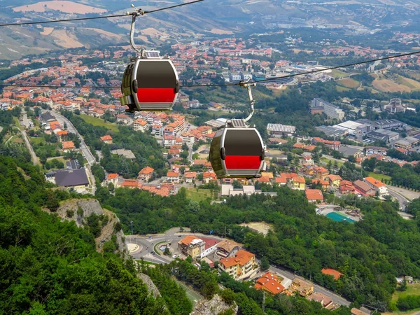 San Marino - Duas cabanas do funicular sobre a aldeia — Fotografia de Stock