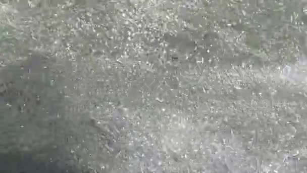 Agua espumosa de un río — Vídeos de Stock