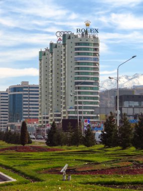 Almatı - Al-Farabi boyunca binalar