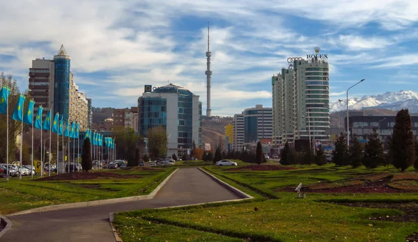 Almaty - Edifícios ao longo de Al-Farabi — Fotografia de Stock