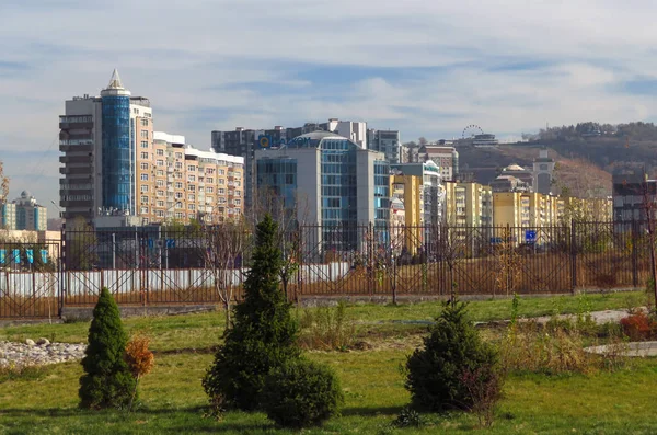 Alma-Ata - gebouwen langs de Al-Farabi — Stockfoto