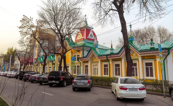 Alma-Ata - huis van stoffen Kyzyl-Tan — Stockfoto