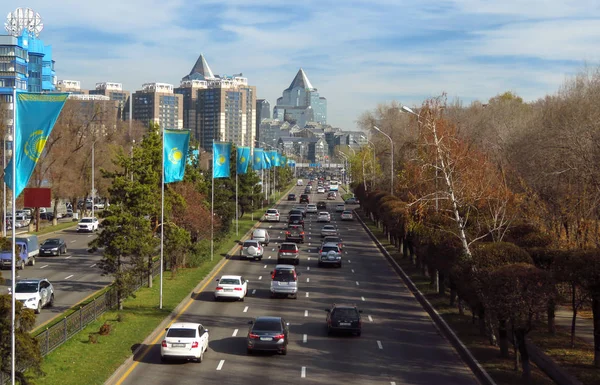 Almaty - Edificios a lo largo de Al-Farabi — Foto de Stock