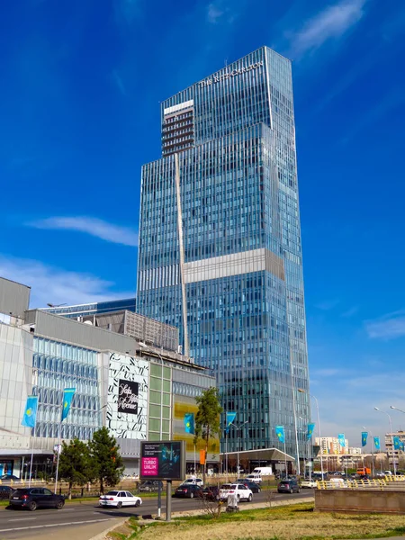 Almaty - La torre Ritz Carlton y el centro comercial Esentai — Foto de Stock