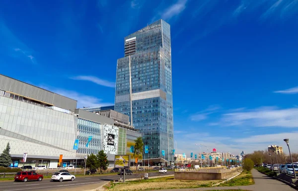 Almaty - La torre Ritz Carlton y el centro comercial Esentai — Foto de Stock