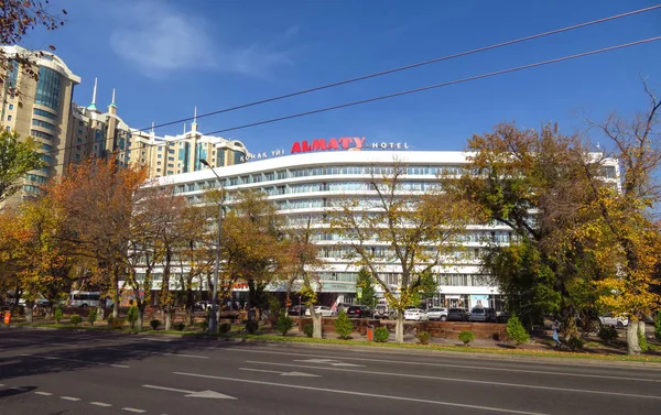 Almati hotel ősszel — Stock Fotó