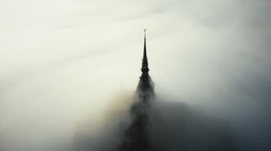 Normandiya Fransa 'da Mont Saint Michel kale gizemli cennet kale kapsayan gündoğumu sis bulutları havadan çekim