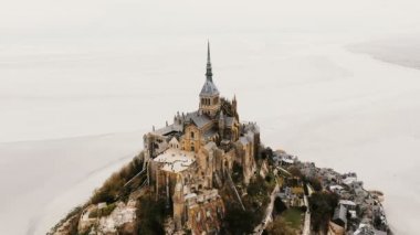 Havadan görünüşlü insansız hava aracı muhteşem mont Saint Michael Abbey üzerinde uçuyor Fransa 'nın ünlü ada kale kenti