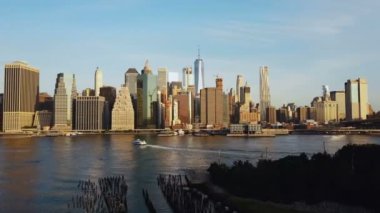 New York, Manhattan 'daki Brooklyn manzaralı İHA uçuşu. Doğu Amerika nehri valileri. Özgürlük Heykeli.