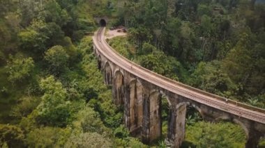 Uçan sol ve dokuz kemer köprü Ella Sri Lanka muhteşem geniş panoramik hava görünüm ortaya çıkarmak için dönüm robot