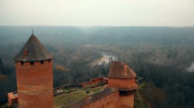 İnsansız hava aracı, Sigulda Letonya 'daki antik Turaida şatosu ve müze rezervlerine doğru eğiliyor.