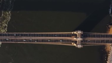 New York 'taki Brooklyn Köprüsü' nün Manhattan 'daki trafik yolu kavşağında uçan insansız hava aracı görüntüsü.