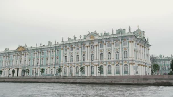 Pohled Zimní Palác Nábřeží Řeky Petrohradě Krásná Budova Břehu Řeky — Stock video