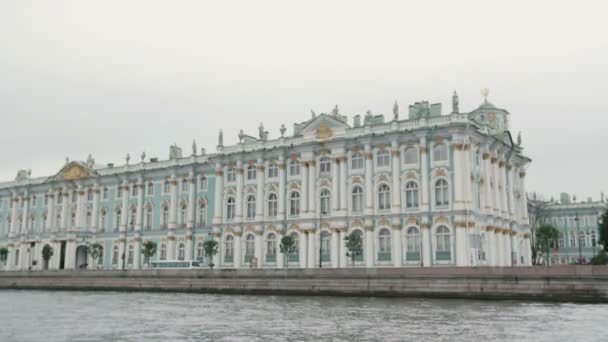 Вид Зимний Дворец Набережной Реки Санкт Петербурге Красивое Здание Берегу — стоковое видео