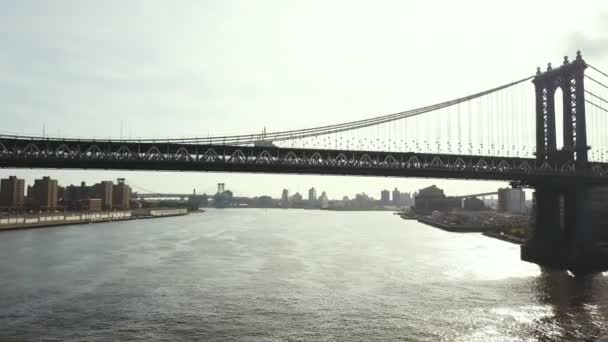 Vista Aérea Ponte Brooklyn Através Rio Leste Nova Iorque Drone — Vídeo de Stock