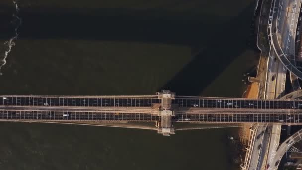 Luftaufnahme Der Brooklyn Bridge Durch Den East River Vom Manhattan — Stockvideo