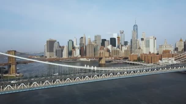 マンハッタン橋を渡りブルックリン橋の下を飛行するアメリカのドローンの空中写真 — ストック動画