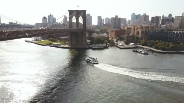 Légi Kilátás New York Amerika Drón Repül East River Hajó — Stock videók