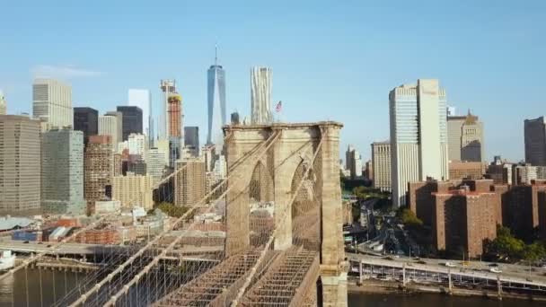 Bovenaanzicht Van Brooklyn Bridge Door Oostelijke Rivier Naar Manhattan District — Stockvideo