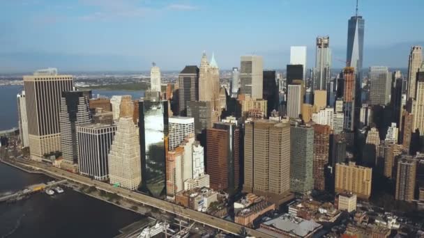 ニューヨークのマンハッタンのダウンタウンの空中からの眺め高層ビルが立ち並ぶ街から飛び立つアメリカのドローン — ストック動画