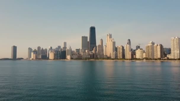 Vista Aérea Del Lago Michigan Chicago America Drone Volando Bajo — Vídeos de Stock
