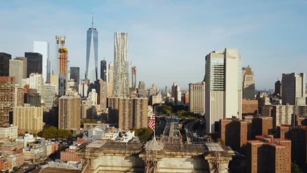 ニューヨークマンハッタン地区の空中からの眺め高層ビルがイースト川の近くのブルックリン橋を飛んでいます — ストック動画