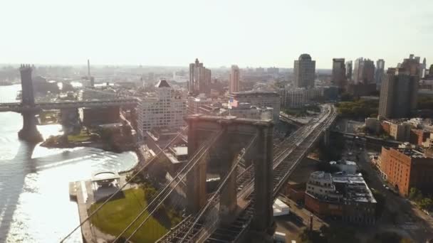 从空中俯瞰纽约布鲁克林桥和地区 俯瞰在风中飘扬的国旗和东河 — 图库视频影像