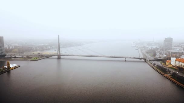 Чудовий Повітряний Панорамний Постріл Атмосферного Старого Кабельного Моста Через Річку — стокове відео