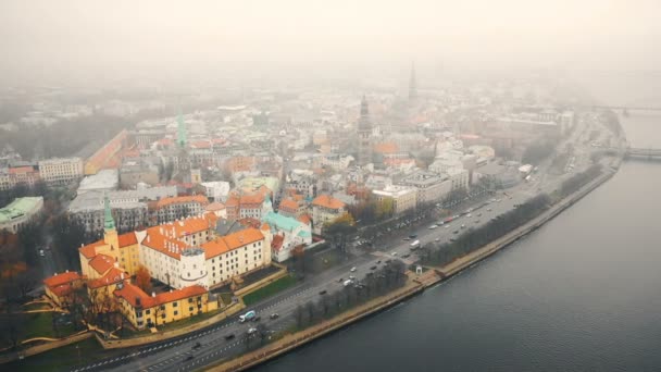 Panorama Aérien Étonnant Vieille Ville Riga Circulation Automobile Long Rivière — Video