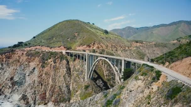 令人惊奇的全景空中拍摄惊人的双Xby峡谷桥和高速公路1著名的美国地标在大苏尔加州 — 图库视频影像
