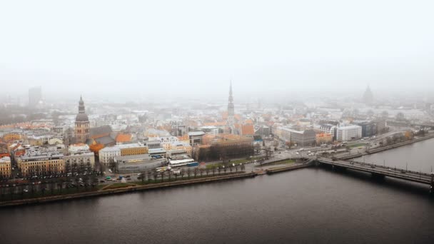 Hermoso Paisaje Urbano Aéreo Panorama Riga Ciudad Vieja Ocupado Tráfico — Vídeo de stock