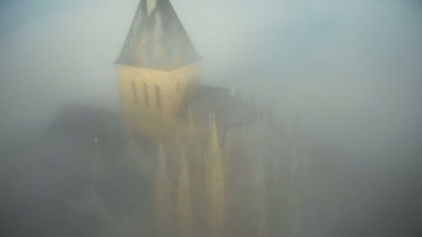 美丽的空中特写神秘的蒙特圣米希尔岛城堡城堡在浓密的深灰色云彩下拍摄的全景 — 图库视频影像