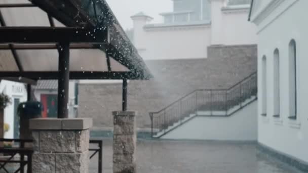 Прекрасный Вид Капли Дождя Падающие Неба Крышу Здания Размытая Архитектурная — стоковое видео